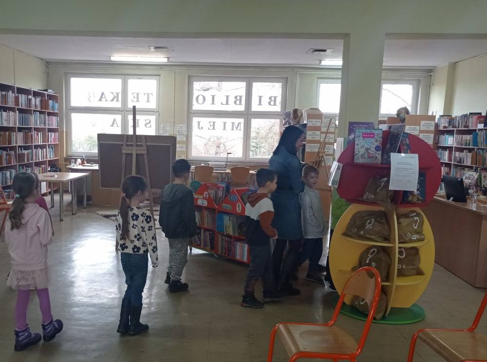 Dzieci zapoznają się z biblioteką.