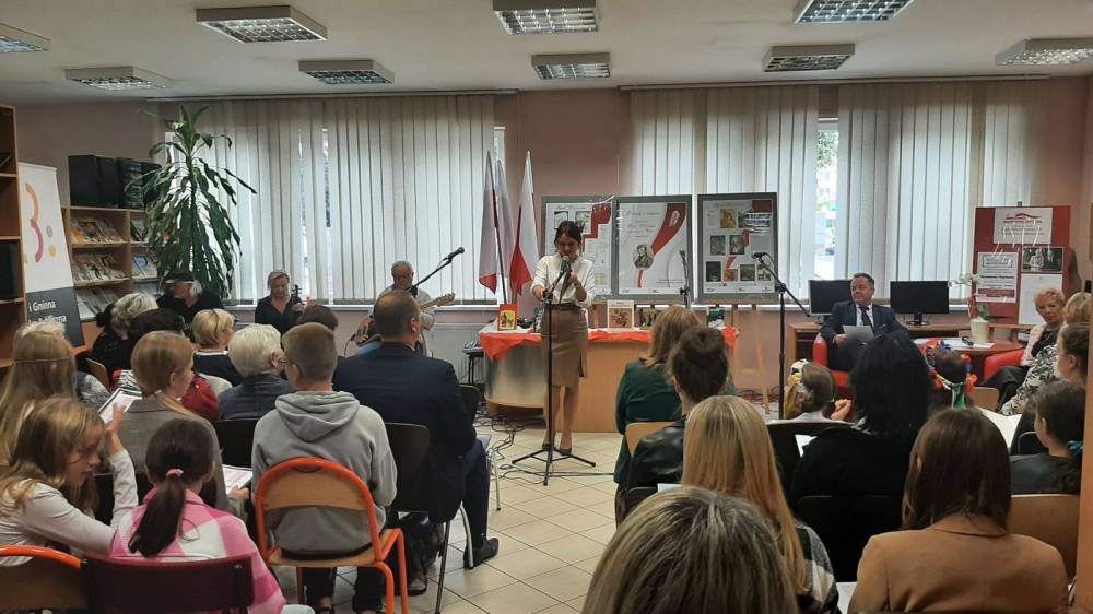 Dyrektor Biblioteki, Anna Maciołek, odczytuje okolicznościowy list Prezydenta RP Andrzeja Dudy.