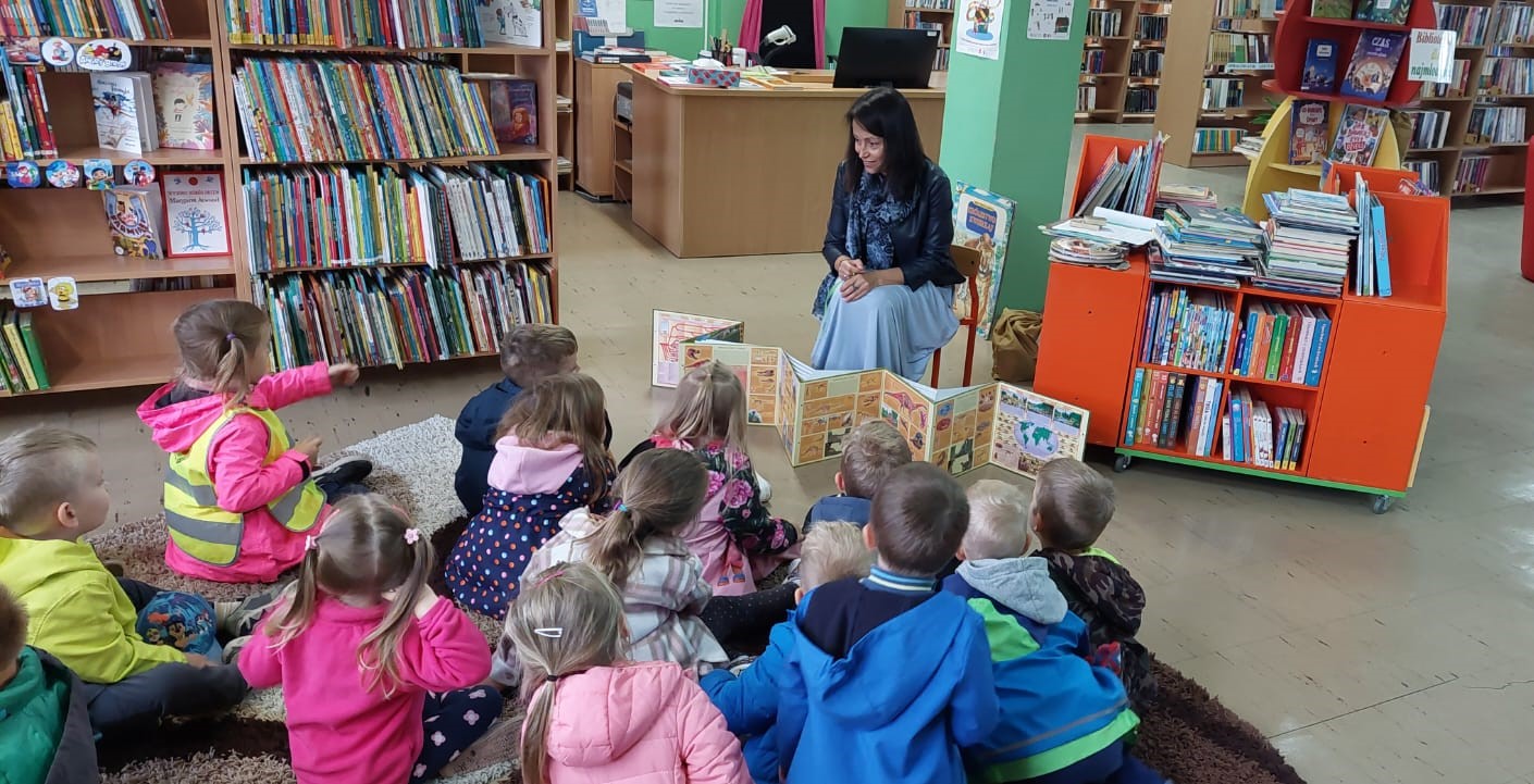 Przedszkolaki słuchają informacji o bibliotece