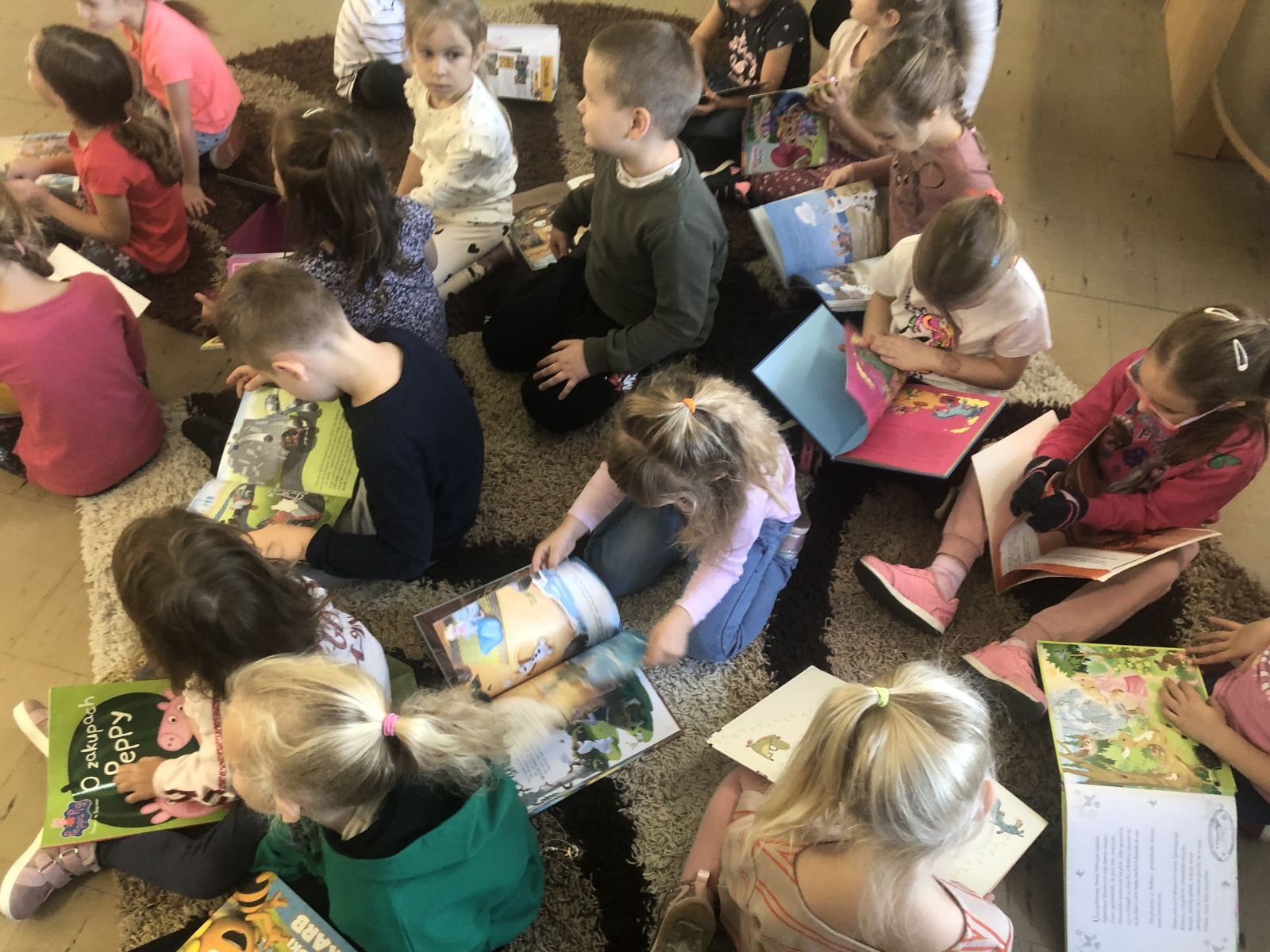 Dzieci oglądają wybrane przez siebie książeczki