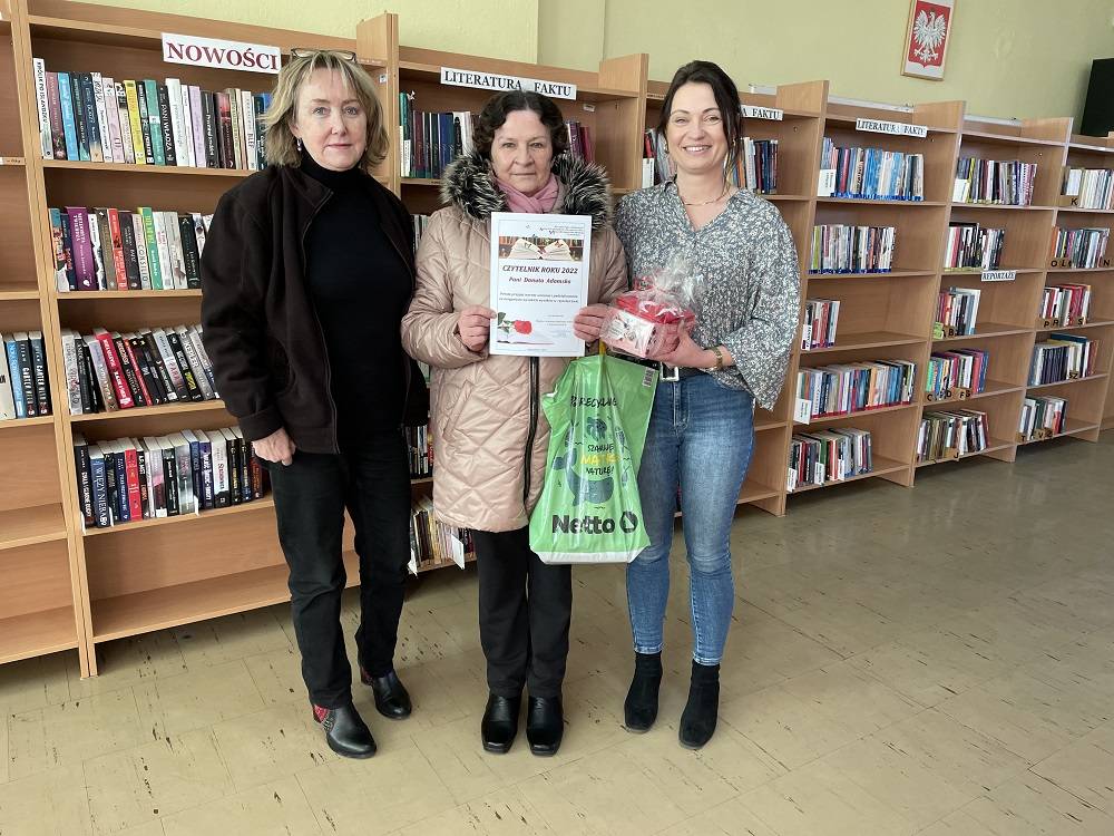 Zdjęcie przedstawia czytelnika roku 2022, panią Danutę wraz z dyrektorem biblioteki, panią Anną i pracownikiem wypożyczalni dla dorosłych, panią Marią.