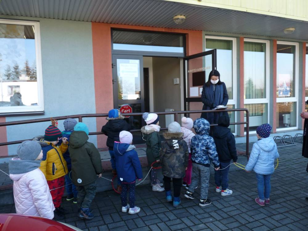 Dzieci przed biblioteką