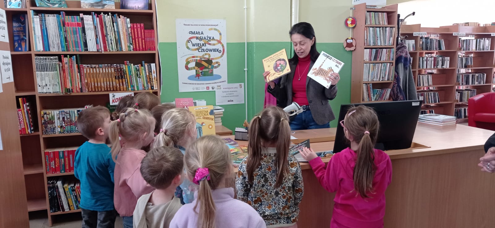 Dzieci słuchają o projekcie Mała Książka Wielki Człowiek
