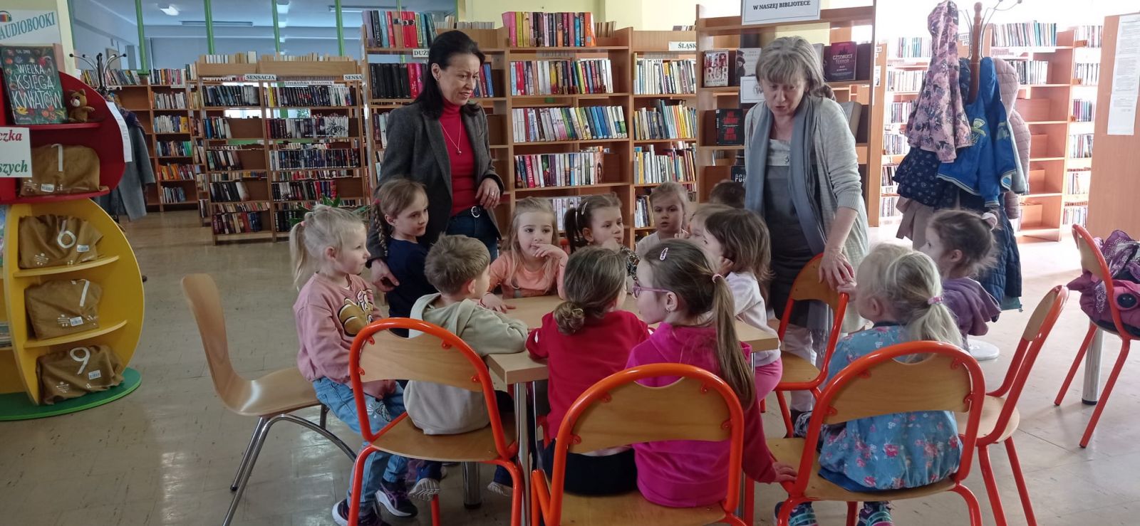 Dzieci słuchają informacji o bibliotece